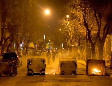 Επίθεση με μολότοφ σε διμοιρία των ΜΑΤ στα Εξάρχεια